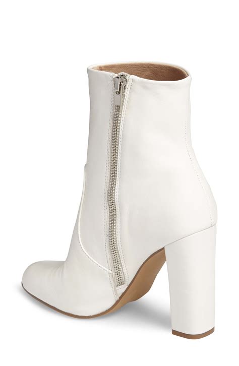 Steve madden nordstrom - New Markdown. BP. $31.97. (60% off) $79.95. ( 11) Free shipping and returns on Steve Madden Eleanor Crystal Embellished Bootie at Nordstrom.com. <p>Elevate your date-night look with this d'Orsay-inspired bootie enveloped in crystal-embellished fishnet mesh and set on a glossy block heel.</p>.